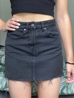 Svart kort jeanskjol - Svart jeanskjol från Zara. Den är i storlek s men den är för kort på mig som brukar ha xs-s och är 173, så den är liten i storleken. I fint skick!!