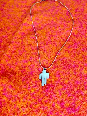 Billie Eilish Blohsh logo Necklace halsband Silverfärgat halsband med figurhänge - Silvrigt Billie Eilish halsband. Kedjan är cirka 60 cm och smycket cirka 4 cm långt. Titanstål. Unisex. Oanvänd.  Skickar gärna i bundle  #billieeilish #merch #necklace #blohshbillieeilish #blosh #blohsh #billie #billienecklace #halsband #jewelry #blohshnecklace #silver #stainlesssteel #billieblush #eilish #naszyjnik #Łańcuszek #Biżuteria #kaulakoru #halskæde Snyggt halsband i silverfärg med ett stilrent hänge i form av en enkel mänsklig figur. Kedjan är tunn och smidig, och hänget har en modern