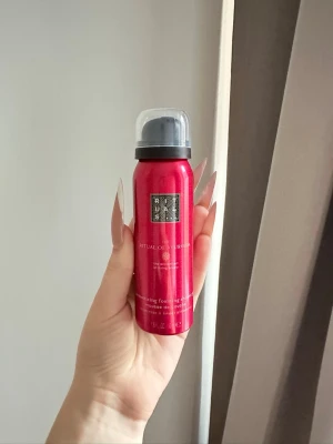 Rituals röd duschskum - Lyxigt duschskum från Rituals i en snygg röd metallisk flaska med svart och genomskinligt lock. Skummet ger en mjuk och återfuktande känsla och har en fräsch doft. Perfekt för dig som vill ha en extra boost i duschen.