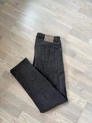 Jacob Cohen jeans w36 - Superfina populära och eftertraktade Jacob Cohen jeans i w36 säljes. 109 cm total längd och 48 cm breda i midjan. Sällsynt badge! Inga hål eller fläckar i utmärkt topp skick och tveka inte vid minsta fråga eller fundering!
