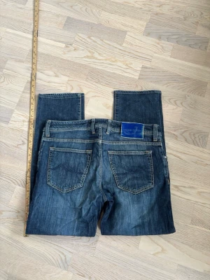 Jacob Cohen jeans w35 ursnygga - Superfina populära och eftertraktade Jacob Cohen jeans i w35 säljes. 95 cm total längd och 45 cm breda i midjan. Sällsynt badge! Inga hål eller fläckar i utmärkt topp skick och tveka inte vid minsta fråga eller fundering!