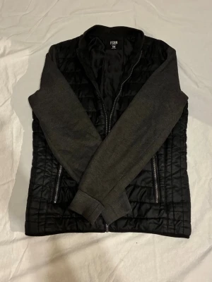 Cardigan - Snygg cardigan / vårjacka. Svart och grå. Perfekt mot våren och sommaren.M  sitter som S Fint skick Skriv vid minsta intresse 😀