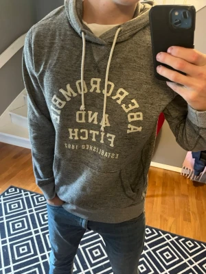 Abercrombie and fitch hoodie - Säljer en fet Abercrombie and fitch hoodie i mycket bra skick. Storleken är M och modellen på bilden är 180cm lång. Hör av er vid frågor!