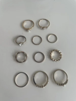 Guldfärgade ringar - Guldfärgade ringar med pärldetaljer och små gnistrande stenar. Olika storlekar! Tveka inte att höra av er om frågor eller prisförslag! 