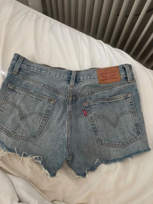 Blå jeansshorts Levis  - Säljer dessa super snygga vintage Levis jeans shorts 💗 dem är i superfint skick i storleken w27 vilket passar mig som har S i andra byxor💕