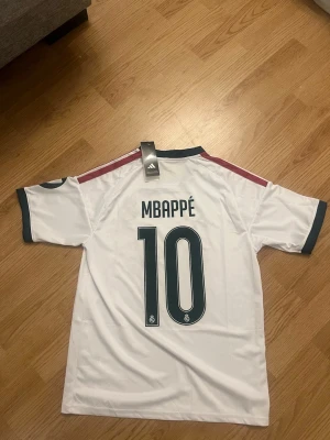 Mbappe tröja 26/27  - Mbappe Real Madrid tröja från 26/27 säsongen Storlek M  
