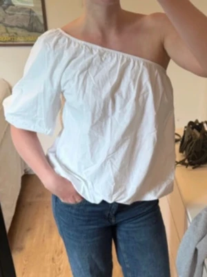 Vit offshoulder topp med puff ärm - Snygg vit offshoulder topp med en puff ärm.