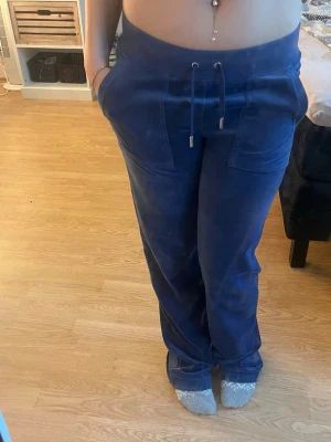 Blåa juicy byxor  - Dom är i jätte bra skick förutom längst ner vid fötterna är som lite slitna men ingen man tänker på så mycket , säljer pågrund av ingen användning skriv om du undrar nåt💕