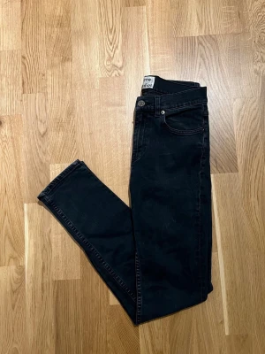 Acne Studios Jeans - Storlek 29/32 - Acne Studios jeans för män, passformen är Slim-Fit. Plagget är nyskick, inga defekter. Storlek Waist 29 / Lenght 32. Hör av dig vid intresse/frågor. PRIS KAN DISKUTERAS!