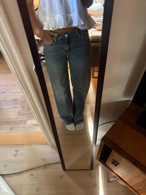Weekday jeans vida - Säljer ett par skitsnygga weekday jeans som är vida i stilen och en lite tvättad blå färg. Storleken är w26 l32. Använda en gång och nypris är 599.