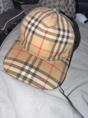 Gucci & burberry keps - Säljer en gucci keps och en burberry keps. Gucci kepsen är aldrig använd och burberry kepsen är använd lite. Säljer de för 500kr styck 800kr för båda.