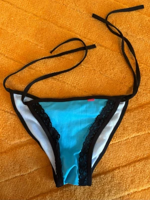 Ny Ljusblå Turkos Bikinitrosa Spets - Oanvänd.  Onesize (S/M)  Se gärna mina övriga annonser för bundlerabatter och samfrakt!