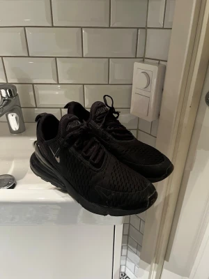 Svarta Nike Air Max 270 sneakers - (ÄKTA)Snygga nike 270 i bra skick, skorna har ett jättelitet hål som knappast syns, och syns verkligen ingenting om du har mörka strumpor under. Storlek 41. Extremt sköna skor! Perfekt för utomhus eller till gymmet.