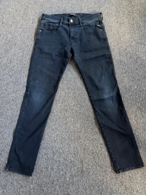 Replay Jeans - Replay jeans i stl 33. Cond 9.5/10. Nypris 2699, vårat pris 1099. Sjukt stilrena o schyssta jeans. Pris kan förhandlas vid snabb affär. Hör av dig vid minsta lilla fundering!👌🏻