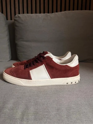 Valentino flycrew - Säljer nu dessa vinröda valentino skor i mocka. Extremt svåra att få tag på i denna färg och detta skick. Skorna är i princip oanvända och i mycket fint skicka. Naturligtvis finns alla nitar kvar. Storlek 43. Skriv vid minsta fundering!
