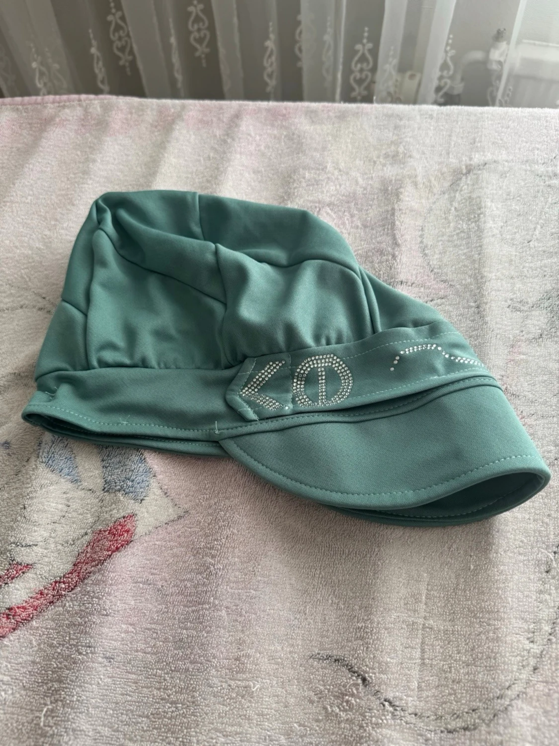 Två turbanhattar med strassdetaljer - 4