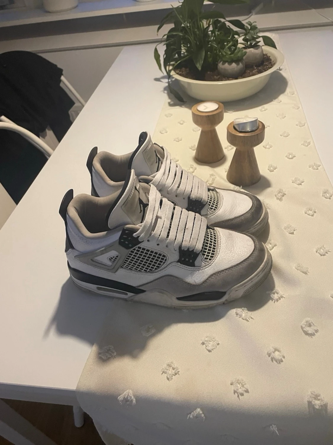 Vita och grå sneakers med meshdetaljer - 1