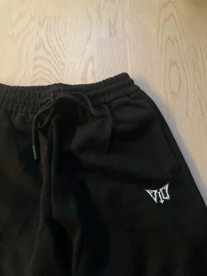 Vici - Baggy gym byxor - Säljer dessa svarta Vici gym byxor i storlek S. Helt oanvända pga för små. Gillar man pösiga byxor är dessa perfekta för dig. Kontakta mig vid frågor. Mvh Noel