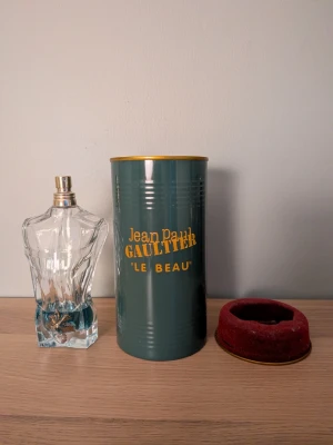 Jean Paul Gaultier le beau - Säljer min äkta Jean Paul Gaultier Le Beau. Flaskan innehåller ungefär 20 ml kvar (se bild för nivå). En fräsch och maskulin doft med tropiska och varma toner av bland annat bergamott, kokos och tonkaböna. Perfekt för både vardag och sommarkvällar. Nypris cirka 1 000–1 200 kr, mitt pris är endast 249kr!