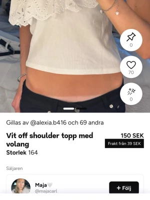 Vit offshoulder topp med volang zara - Säljer en söt offshoulder topp i vitt med bred volang och broderade spetsdetaljer. Toppen är ärmlös och har en asymmetrisk axel med romantisk känsla. Perfekt för sommarens alla tillfällen!