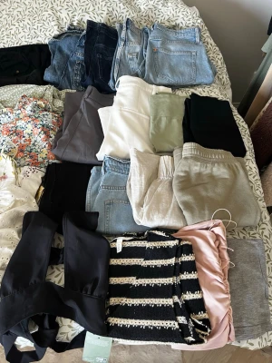 FLYTTRENSNING - ALLT SKA BORT!! Jag har nu rensat inför flytt och säljer massa billiga kläder!🤩 Storlekarna varierar mellan XXS-S och det mesta kostar mellan 0-40kr, enstaka plagg upp till 60kr. Varje plagg ligger som enskild annons på min sida, så gå in och kika om du vill veta mer. Annars kan man alltid skicka pm om man har mer frågor. Det som inte säljs innan helgen åker till loppis. 