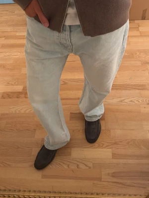 Hope jeans  - Säljer ett par ljusblå hope jeans, sizen på dessa är 31 | 32 skulle jag säga beroende hur oversized man vill ha dem men funkar lika bra för båda sizes. Dem köptes för 2400 i hope butiken i centrala Stockholm.