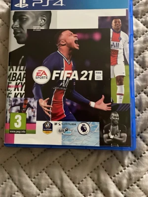 FIFA 21 till PS4 och ps5 - FIFA 21 till PlayStation 4 och ps5 med blå plastfodral och omslag med fotbollsspelare i PSG-dräkt. Spelet är ett fotbollsspel från EA Sports och innehåller officiella ligor som Premier League och Superliga. Perfekt för dig som gillar sportspel och vill spela med vänner. Bara att skriva pris kan diskuteras. Skriv vid minsta aningar så svarar jag så snabbt som möjligt!
