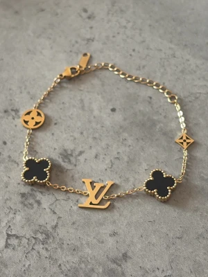Armband  - Helt nytt rostfritt armband med fyrklöver och logga, otroligt fint 💛