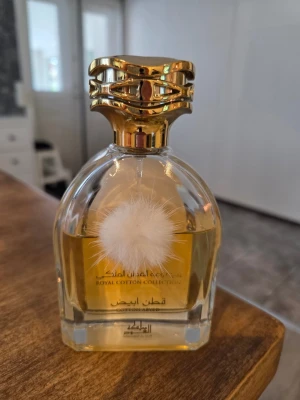 Cotton abayed  - Mamlakat Al Oud. Inbehåll se bild. Ingen kartong. En mjuk och lätt blommig doft.