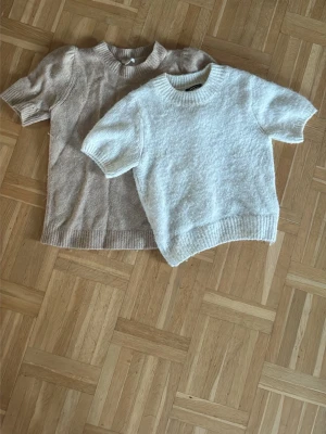 Stickat tröj paket - En fin beige kortärmad tröja i mjukt material från COS. Ärmarna är lite puffiga, perfekt till hösten & är något varmare än den vita kortärmade tröjan från Gina Tricot. Fäller dock en del. Båda nytt skick!