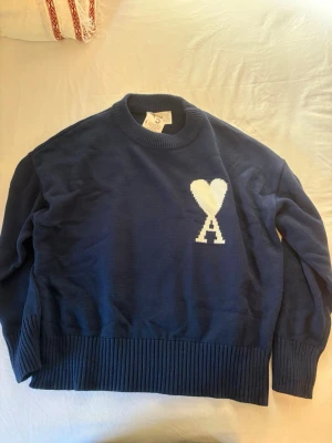 Mörkblå stickad tröja från Ami Paris  - •Skick: 10/10, helt ny • Storlek: S • normal i storlek. (öppen för bud 💬)  Skicka DM för fler bilder eller info! 🫱🏾‍🫲🏽