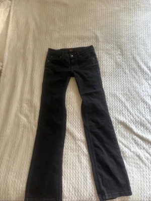 LEE Jessica low waist jeans💕 - Snygga svarta bootcut jeans från Lee med klassisk femficksdesign och diskret Lee-logga på bakfickan. Jeansen har normal midja och raka ben med lätt utsvängning nedtill. Perfekta för dig som gillar en tidlös och clean look. Nypris 1099