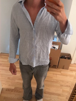 Skjorta - Säljer en ljusblå skjorta från Massimo dutti köptes för 1 vecka sedan för 900:- den är i size Medium och användes endast under en resa.