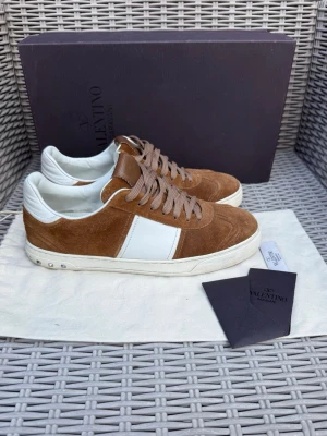 Valentino Flycrew  - Valentino Flycrew || Storlek EU41,5 || Skorna är i bra skick, däremot något creasade, en nit saknas (se bilder)|| Box, Dustabag & valentino kort medföljer || Tveka inte på att höra av dig vid frågor eller funderingar 