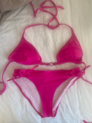 Jättefin rosa bikini! - Jättefin rosa bikini köpt på about you💓endast prövad men inte använd, original pris: 415kr💞(min första annons, förlåt för dåliga bilder!!)
