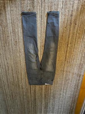Grå slim fit jeans - Snygga grå slim fit jeans i stretchigt denimtyg. Modellen är smal och har klassisk femficksdesign. Perfekta för dig som gillar en tajtare passform och stilren look.