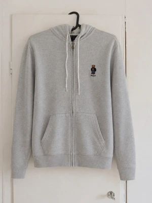 Polo bear Ralph Lauren zip hoodie - Tjena, jag säljer en riktigt snygg Ralph Lauren zip hoodie😁 Den är i mycket bra skick men har några små defekter som inte märks så mycket!☺️ Den är självklart äkta✅ Skicka om du har några frågor och kolla in min profil för andra märkeskläder till bra priser😄