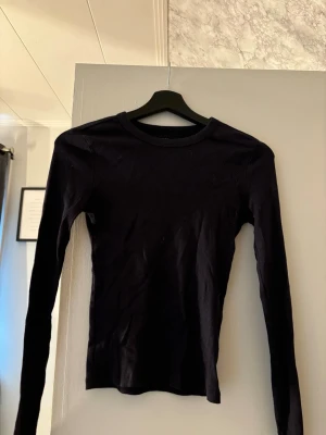Långärmad blå tröja - Lite mer basic plagg 😆 långärmad, tajt tröja. Aldrig använd. Pris går att diskutera🤩