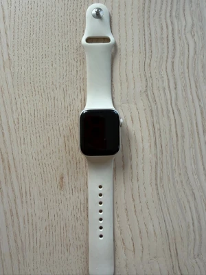 Apple Watch SE (2nd Gen) 40 mm - Säljer min Apple Watch SE (2nd Gen) 40 mm med LTE i färgen Starlight Aluminium med medföljande  sportband i beige.   * Inköpt: 29/8 2025 * Nypris: 3 790 kr * Skick: Bra skick. Klockan är använd men fungerar felfritt utan några tekniska problem. Det kan finnas någon enstaka mindre repa från normal användning. Men inget som är tydligt eller stör ögat.  * Ingår: Laddare, sportband * Kartong medföljer inte.  Perfekt för dig som vill ha en smidig Apple Watch med mobiluppkoppling (LTE).  Kan uppvisa k