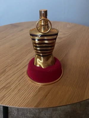 Jean Paul Gaultier elixir  - Säljer en JPG elixir som köptes i vintras och har ungefär 80% kvar i flaska. Flaskan har alltid förvarats i ett mörkt och svalt skåp.