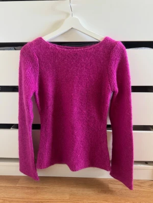 Lila stickad tröja mohair mix Bikbok  - Lila/cerise stickad tröja ifrån BikBok i mohair mix i storlek S💜