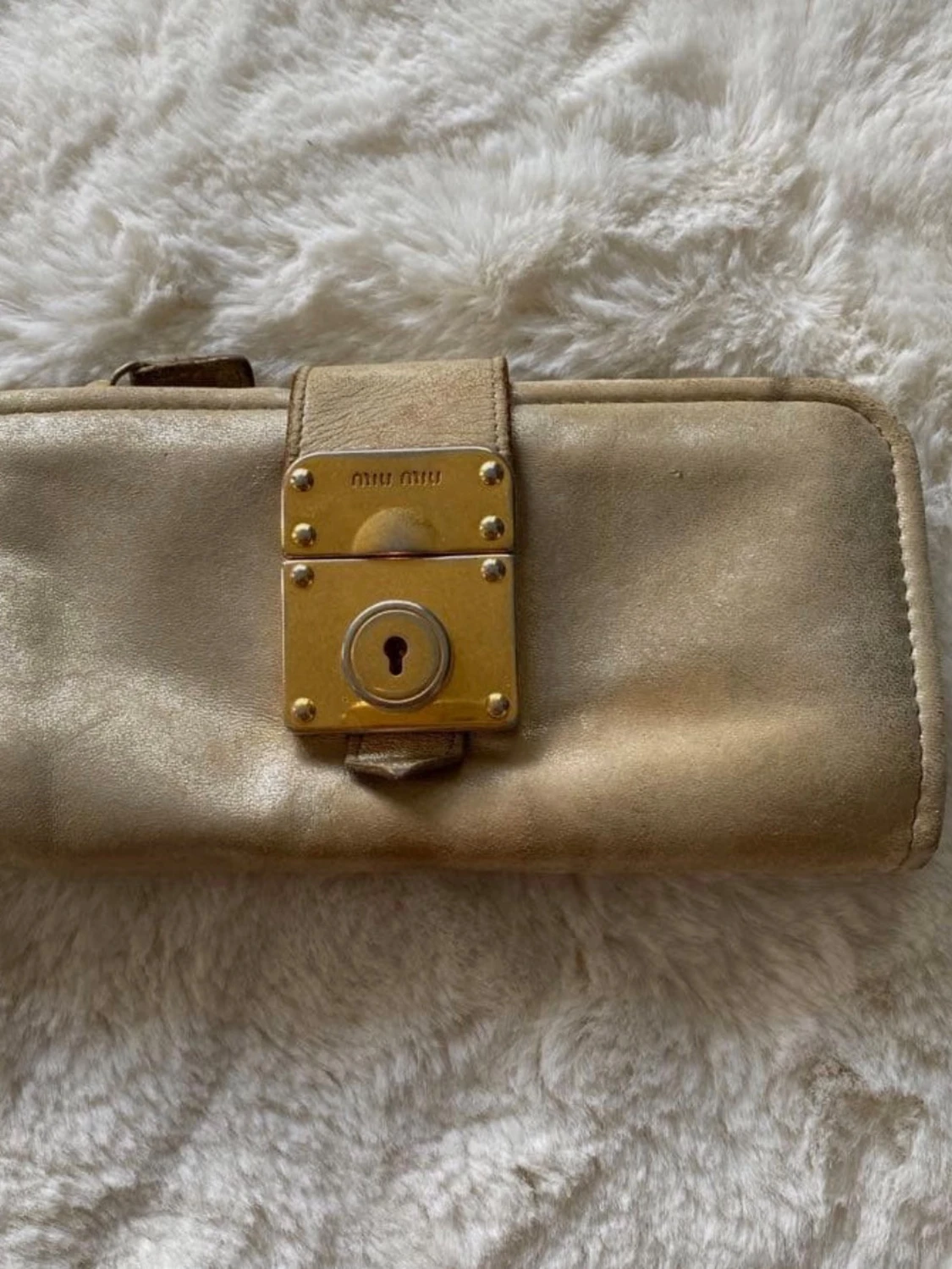 Guldig handväska från Miu Miu - 3