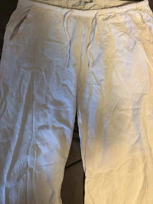 Vita linnebyxor från Lager 157 -  vita linnebyxor från lager 157. Passar M och helt ny utan prislapp.