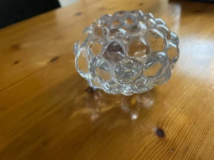 Bubblig ljuslykta i glas - Säljer en unik ljuslykta i klart glas med bubbligt mönster runt om. Den har en rund form och passar perfekt som dekoration på bordet eller i fönstret. Ger ett snyggt ljusspel tack vare de många glasbubblorna. Även kallad snöbollen.