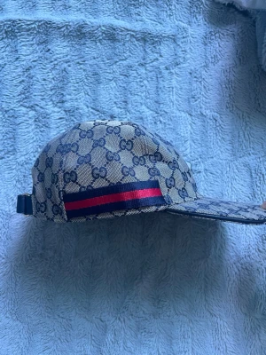 Navy blå canvas keps  - Säljer denna snygga kepsen, den är helt ny aldrig använd och storlek L, kan varieras på storleken men man kan juster på den.
