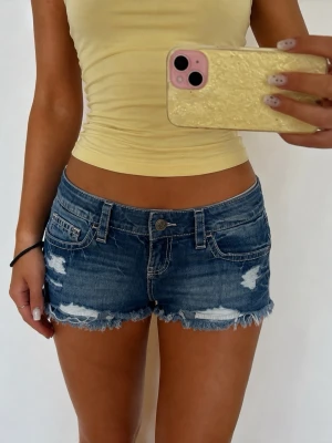 Lågmidjade jeansshorts - 👕 Plagg: Jeansshorts                                                          📏 Storlek: Midjemått 40                                                                                               ✨ Skick: Fint skick                                                        💬 Vid frågor är det bara att skriva!                                                                                          🛍️ Gramenti