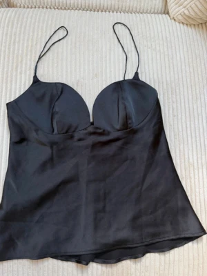Zara Svart Satin Topp - Svart satin topp från Zara! Aldrig använd, storlek S!🍸🍸🍸