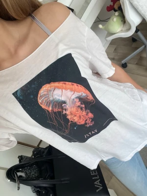 Off shoulder t-shirt - Säljer en ur tvättad off shoulder t shirt från Carlings. Den är i storlek S. Jag har klippt av kragen. Säljer då jag inte använder den. 