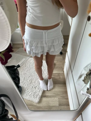 Vit volang kjol - Säljer min vita mini skirt från bershka. Den här volang längst nere och har knytband i midjan. Den är i storlek XS och har aldrig använt då jag tycker den är för kort.