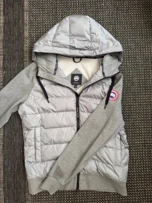 Canada goose cardigan - Äkta Canada goose cardigan storlek M i perfekt kondition vara bara använda ett par gånger. Original paketering kommer med